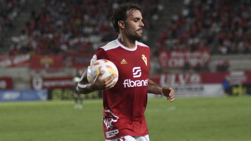 Pedro León, jugador del Real Murcia, durante el partido ante Osasuna Promesas.