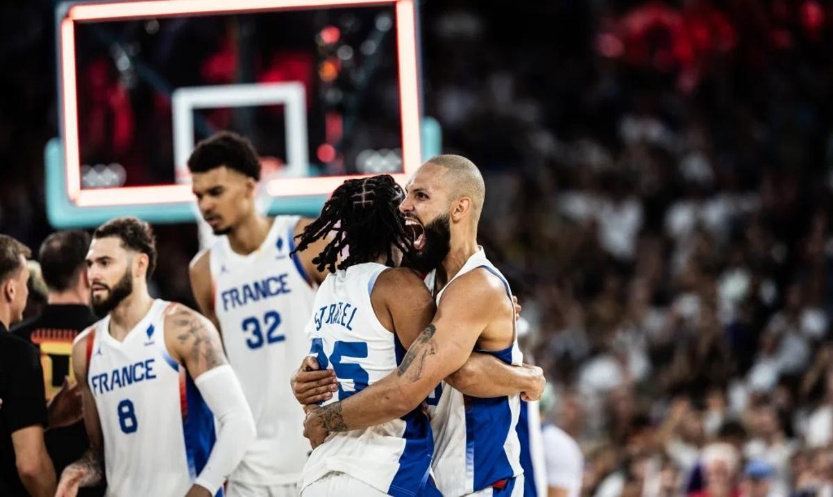 Los jugadores franceses celebran una acción del equipo