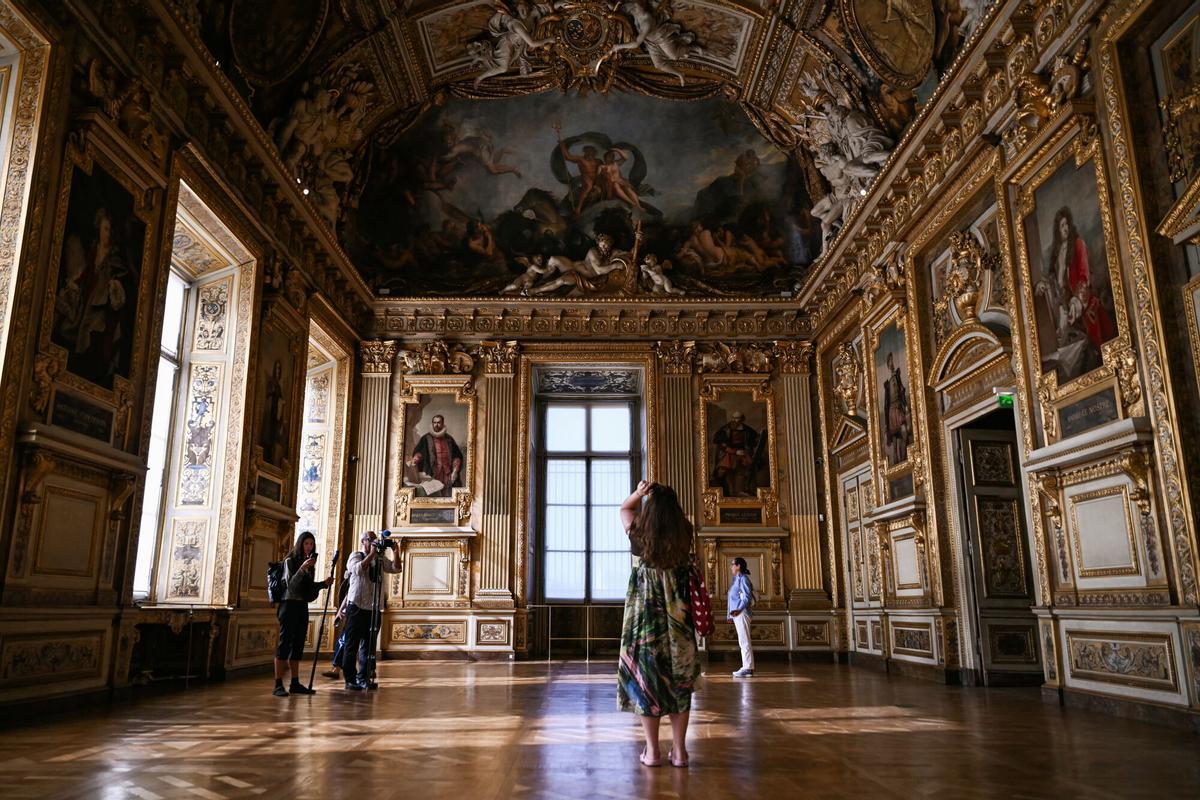 La Galería Apolo del Louvre, escenario del espectacular robo de joyas en octubre de 2025, reabre hoy al público sin vitrinas ni joyas
