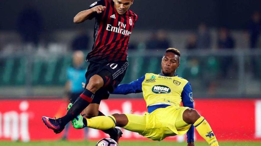 Bacca, del Milan, elude la entrada del jugador del Chievo De Guzman. // Alessandro Garofalo