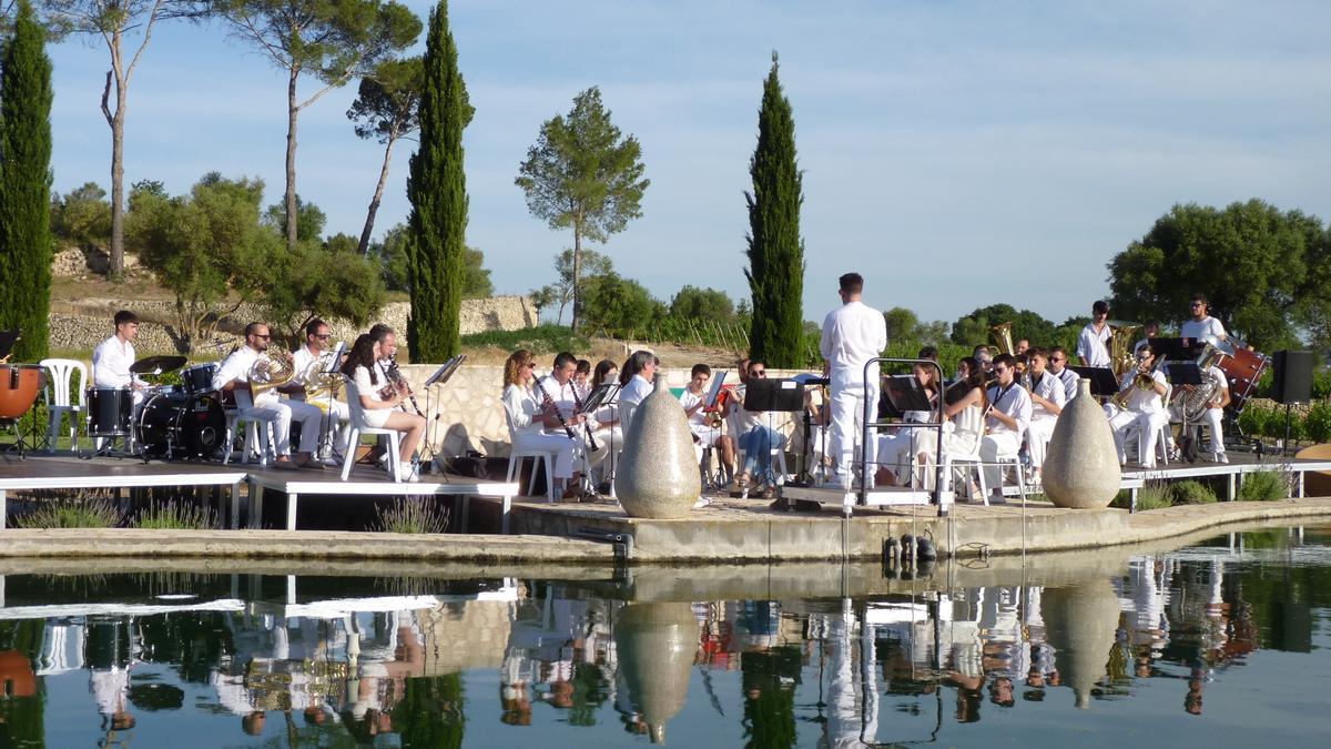 Concierto de la banda de música de Montuïri entre los olivares y viñedos de Son Fornés