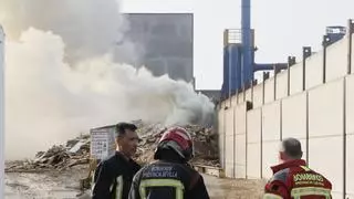 Nuevo incendio en el polígono La Red de Alcalá de Guadaíra: las llamas afectan a una nave de maderas