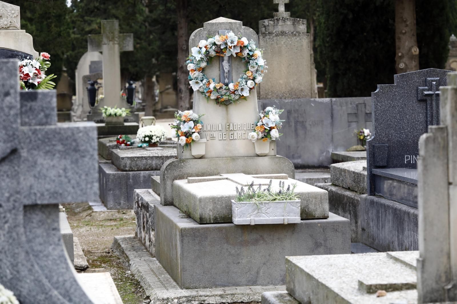 En imágenes | El cementerio de Zaragoza, un museo al aire libre que se engalana para el Día de Todos los Santos