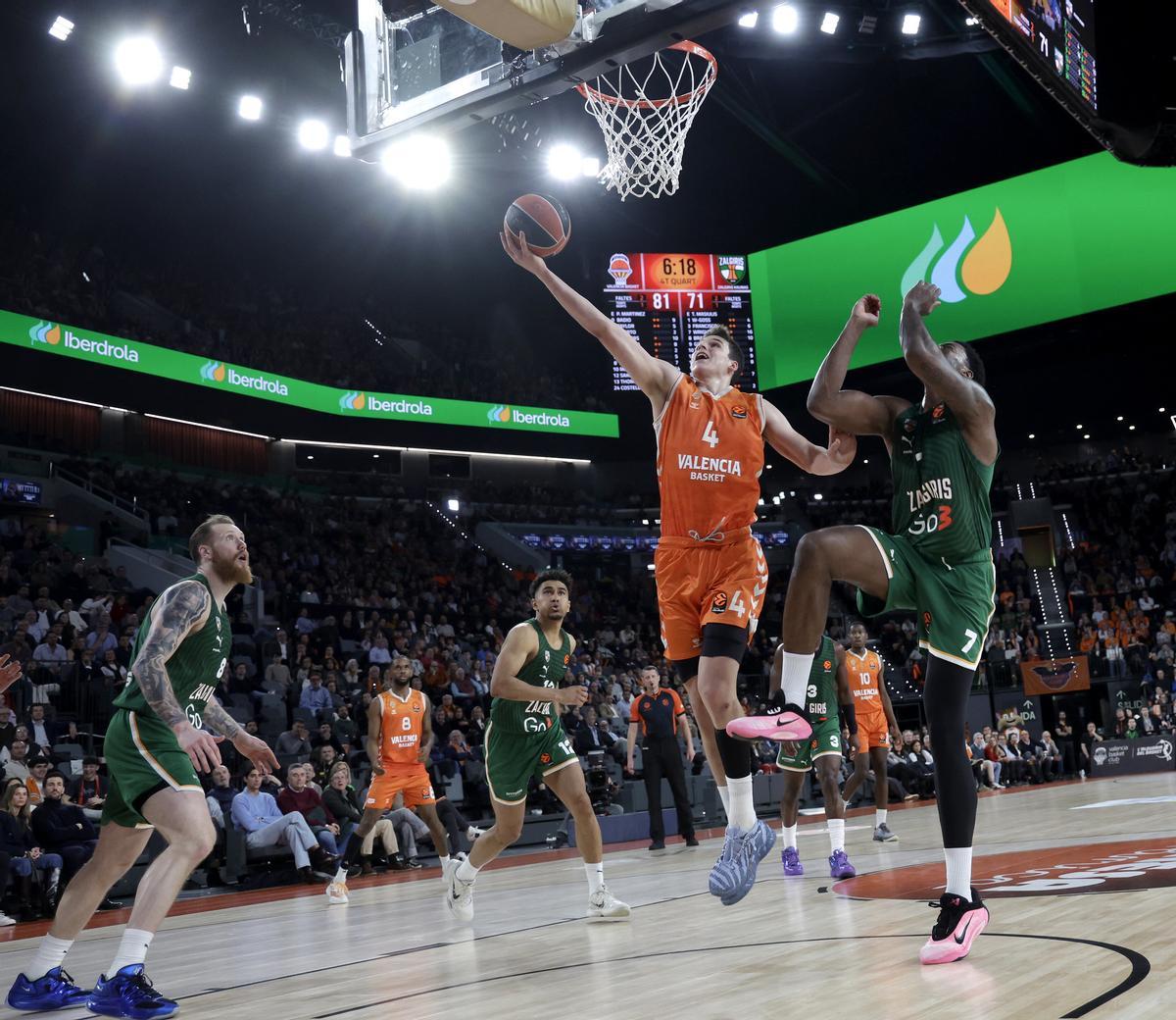 Jaime Pradilla, en una entrada a canasta en el partido ante el Zalgiris.