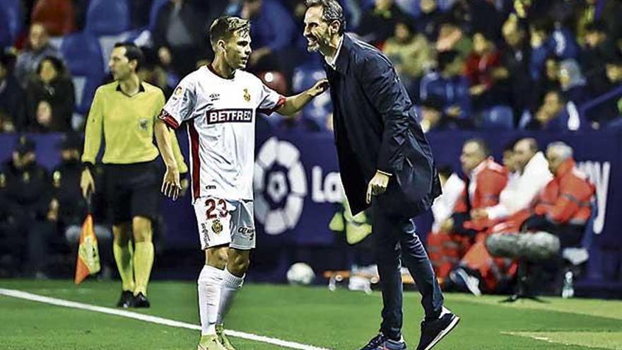 Moreno da indicaciones a Febas durante un lance del encuentro disputado ayer en Valencia.
