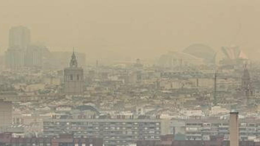 Catorce carreteras cortadas y Valencia ahogada por el humo