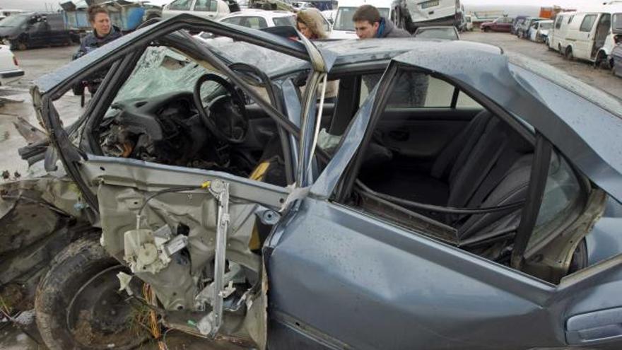 Estado en el que quedó un vehículo tras un siniestro en Vitoria que se saldó con dos fallecidos y tres heridos.