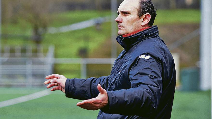 Alfonso Arias dirigiendo al Madalena de Morcín en un encuentro de esta temporada.