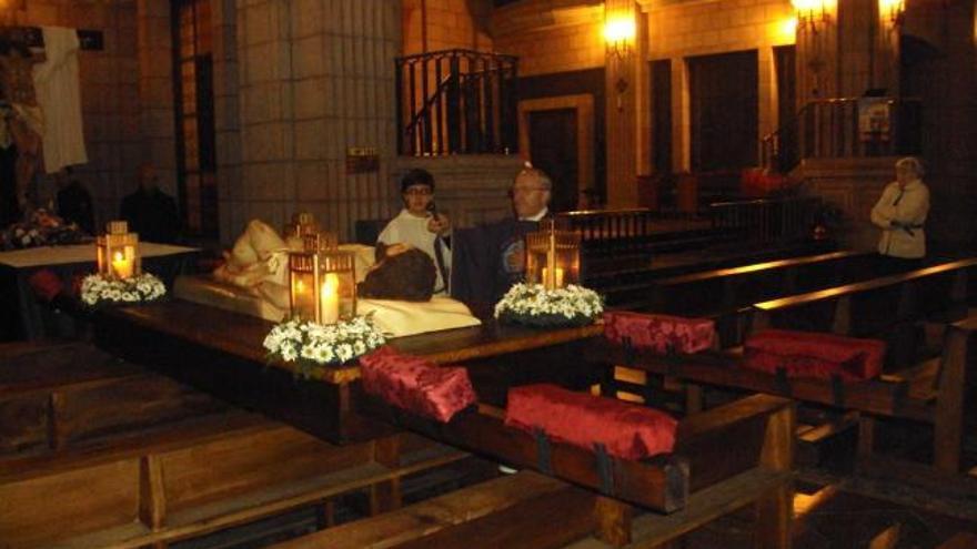 Luis Álvarez Suárez, durante la bendición de la nueva imagen para la Semana Santa de Cangas de Onís.