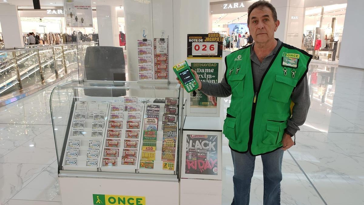 José María Prieto Carpio, vendedor de la ONCE que ha repartido 175.000 euros desde su punto de venta en el Centro Comercial L´Aljub.