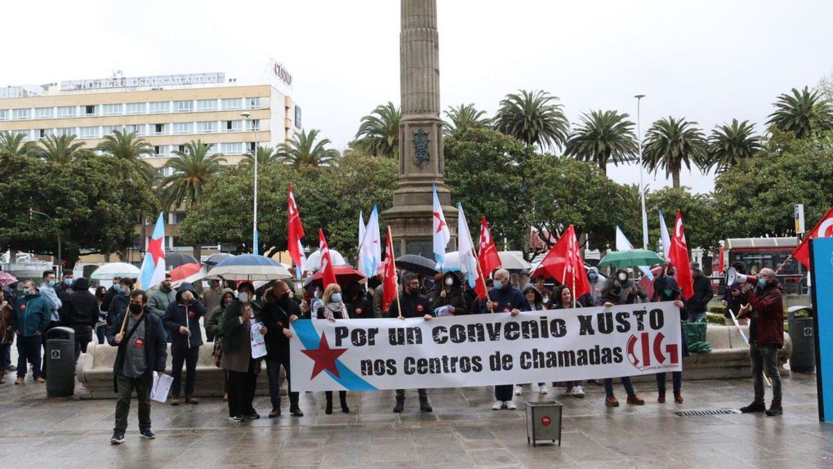 Manifestación ayer de empleados de los ‘contact center’ delante del Obelisco. |   // L. O.