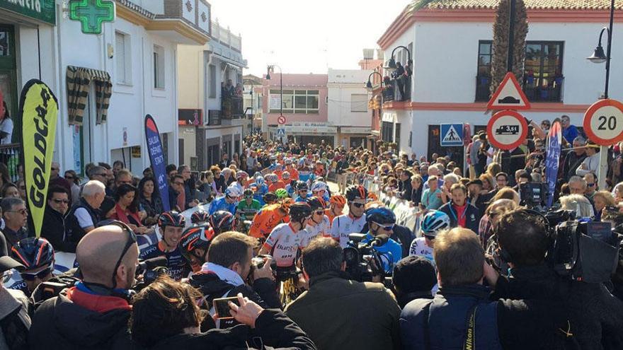 Imagen del pelotón justo antes de tomar la salida en Mijas.