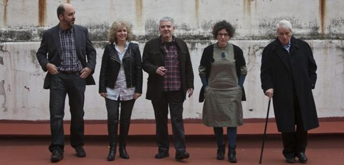 Els guanyadors dels premis de la Nit de Santa Llúcia: d’esquerra a dreta, Josep Lluís Badal, Maria Carme Roca, Màrius Serra, Tina Vallès i Francesc Garriga Barata.
