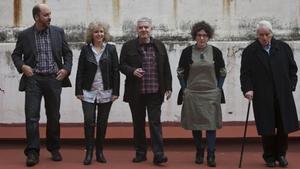 Los ganadores de los premios de la Nit de Santa Llúcia: de izquierda a derecga, Josep Lluís Badal, Maria Carme Roca, Màrius Serra, Tina Vallès y Francesc Garriga Barata