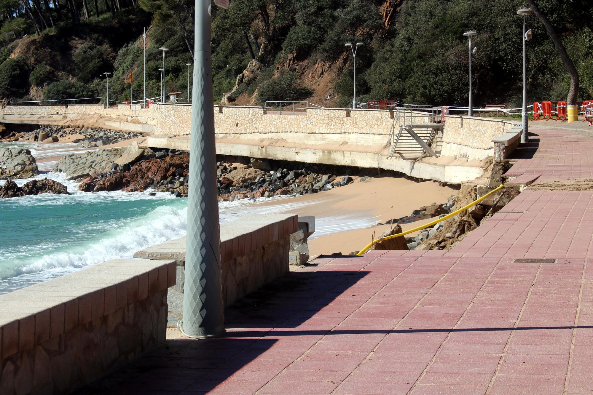 Detall de l'esvoranc que el temporal ha fet al passeig de Fenals de Lloret de Mar