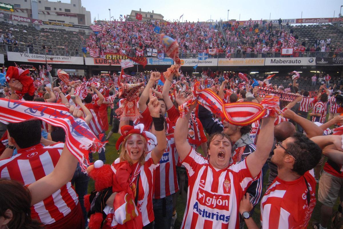 Aficionados del Sporting celebrando sobre el césped del Skyfi Castalia.