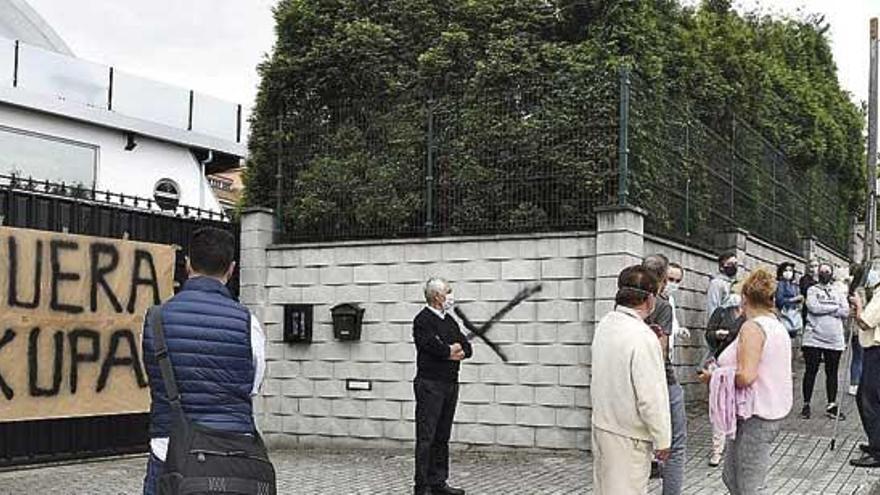 Protesta de vecinos por la ocupación de una vivienda en A Zapateira el mes pasado.