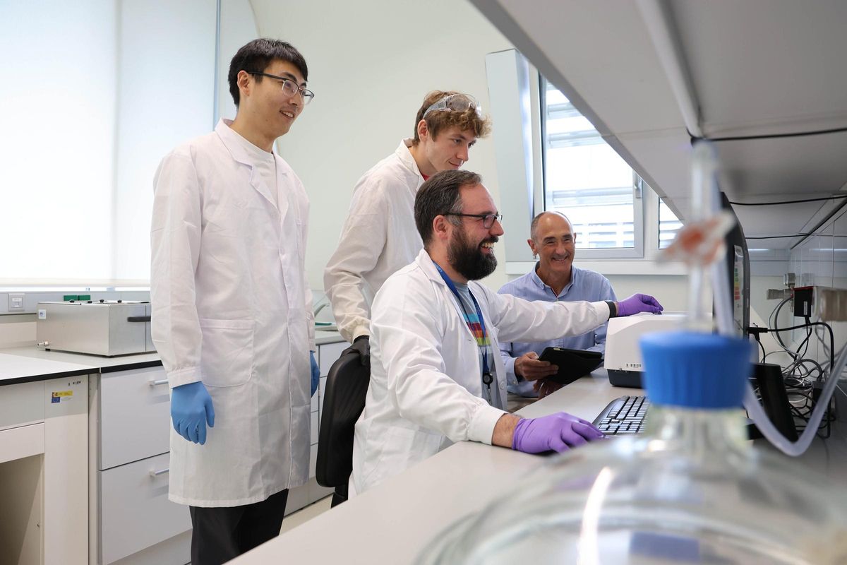Los investigadores del nuevo laboratorio de nanomateriales biomiméticos.