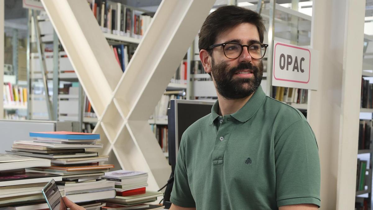 Carreño en la biblioteca del CENDEAC