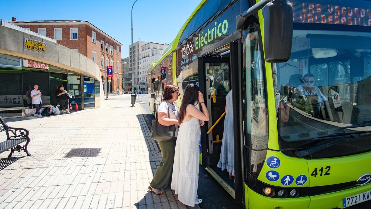 BUS URBANO BADAJOZ Colas en Tubasa para comprar el bonobús el primer día de tarifa reducida