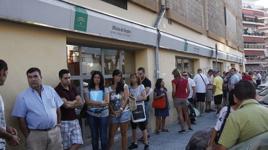 Colas en la oficina de empleo del SAE de La Paz