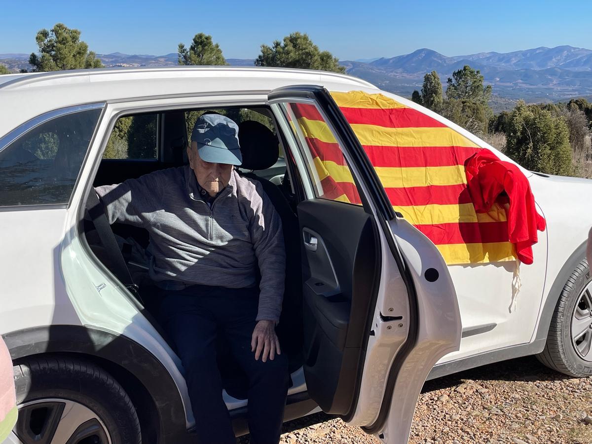 Ferran Sanchís, de 88 años, esperó a los participantes al finalizar la Lloma Bernat.