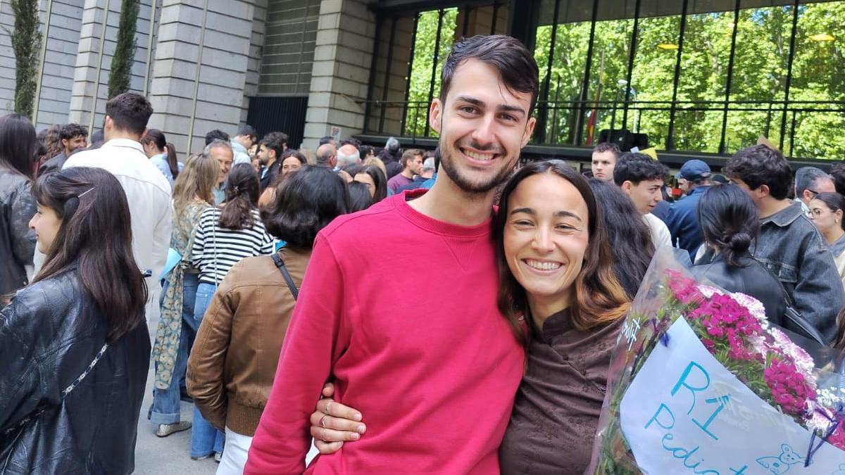 Manuel Sánchez junto a su pareja Julia frente al Ministerio de Sanidad.