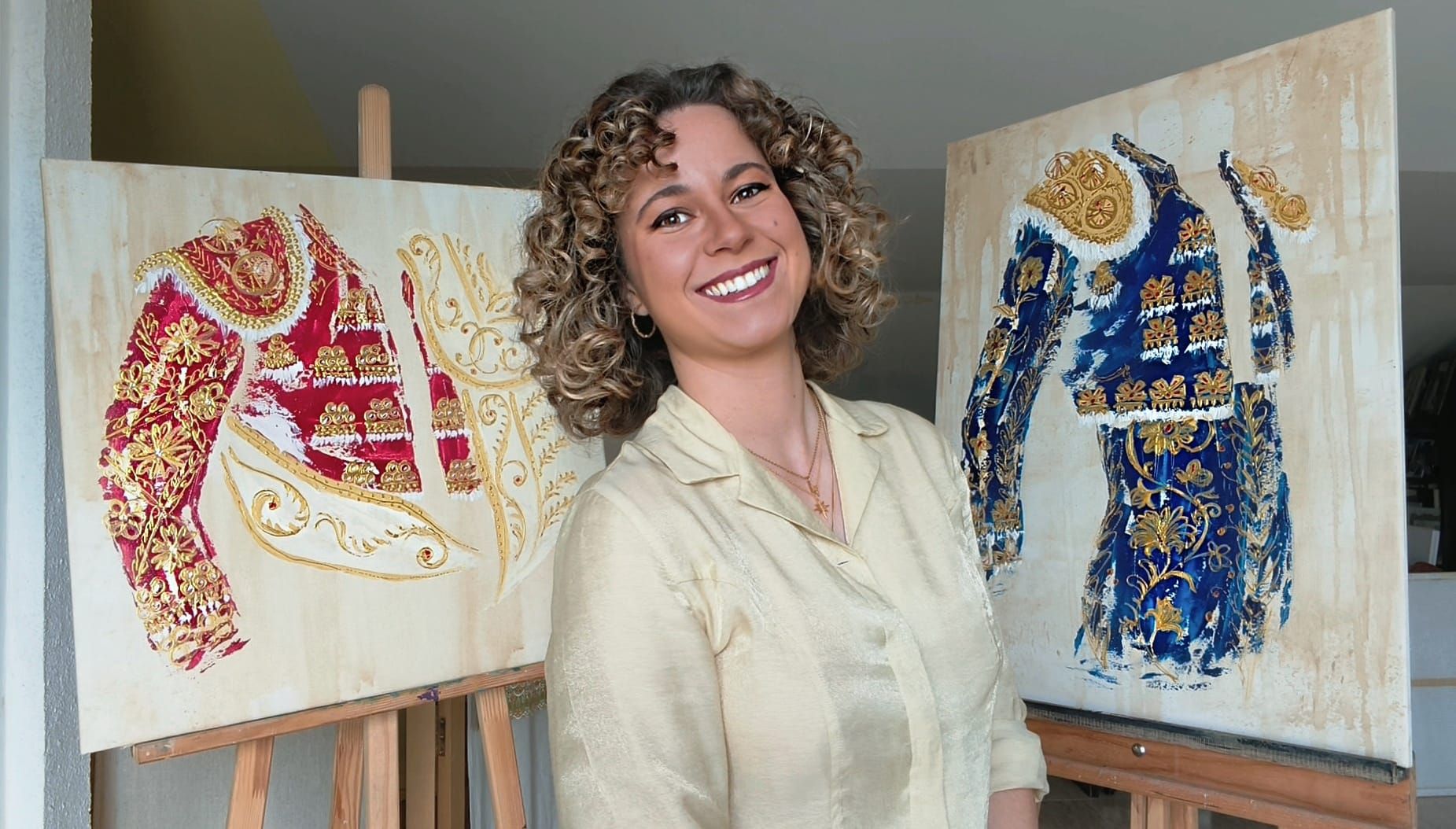 La artista Sofía Triviño, junto a dos de sus obras inspiradas en trajes de Morante y Ginés Marín.
