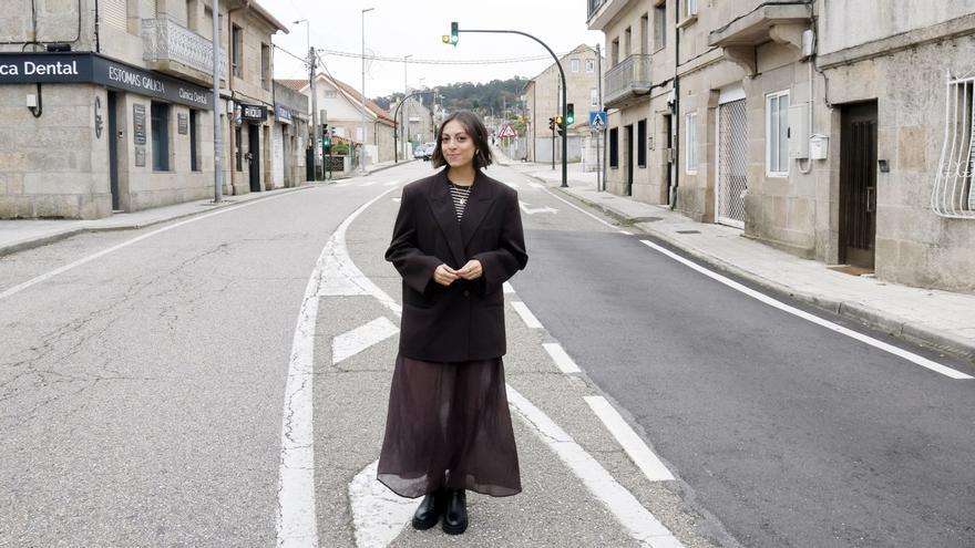 Laura Fernández, en la carretera que cruza su parroquia natal, Valladares