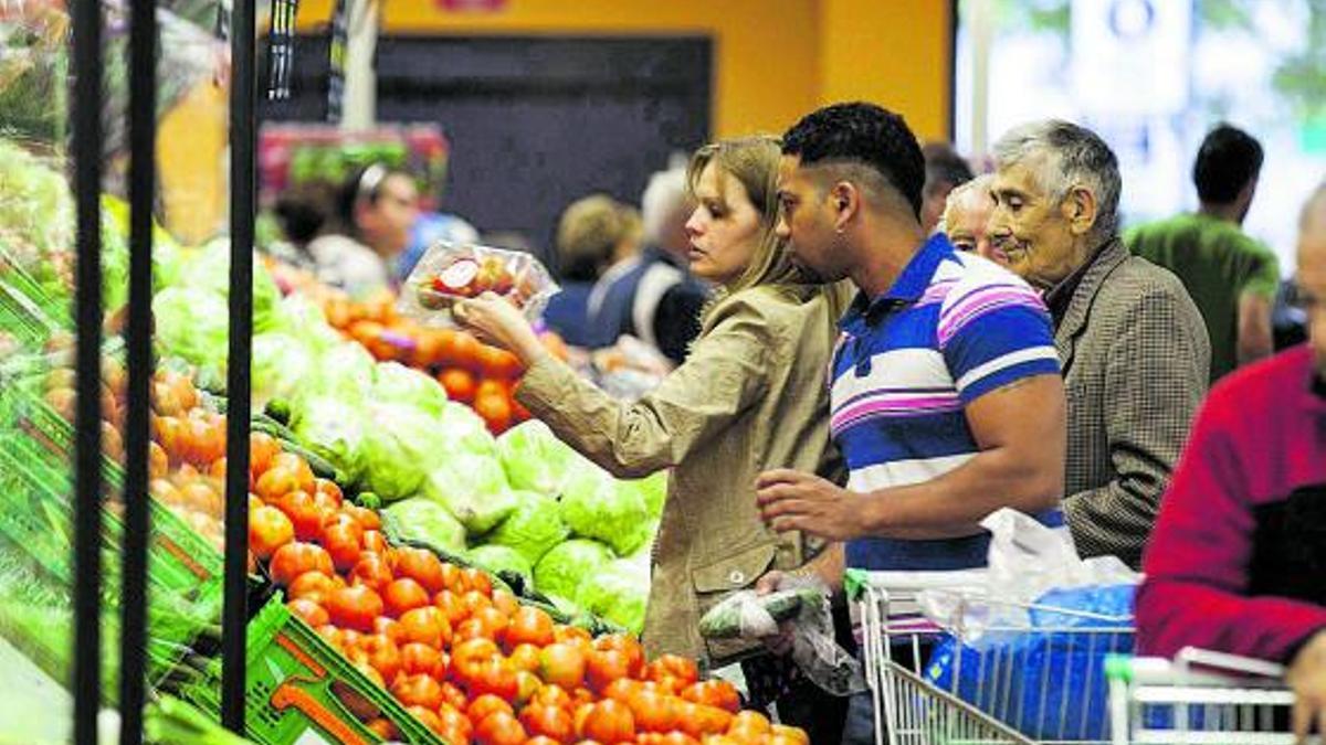 La inflación ha propiciado que los consumidores multipliquen sus visitas a supermercados, porque cada vez cuesta más llenar la cesta de la compra o el carrito. | L. O.