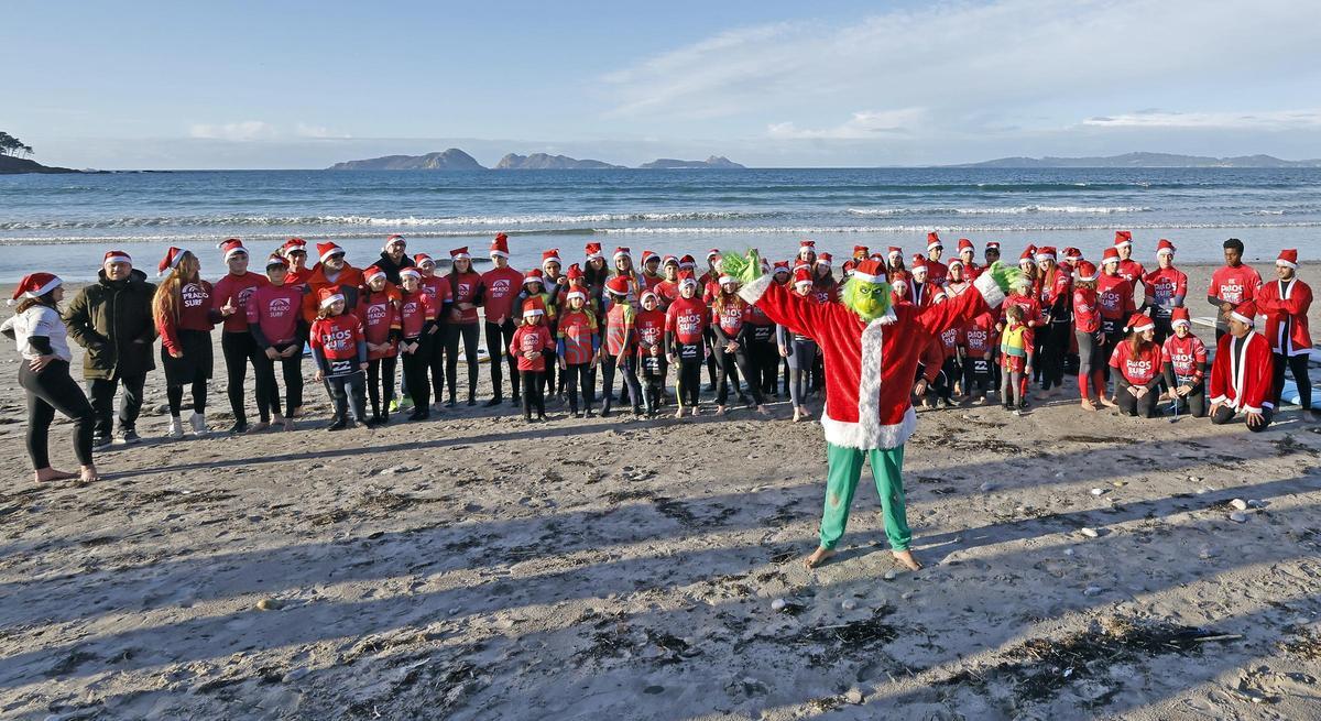 Papá Noeles surfistas solidarios al agua en Patos