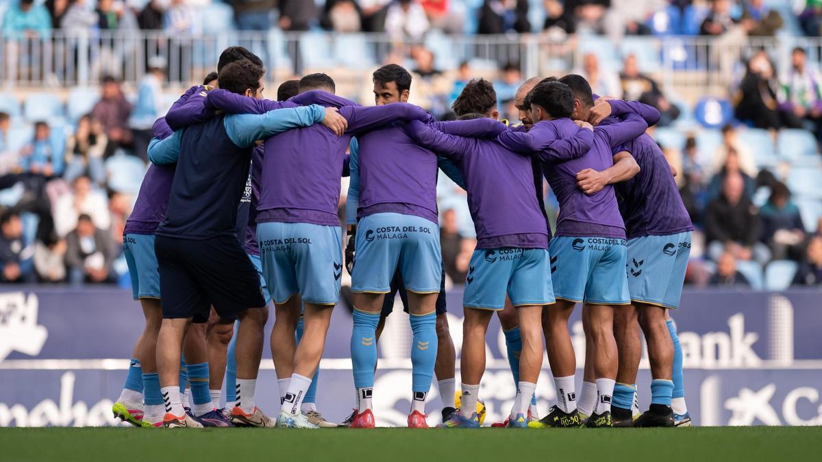 Los titulares del Málaga CF se abrazan en La Rosaleda.