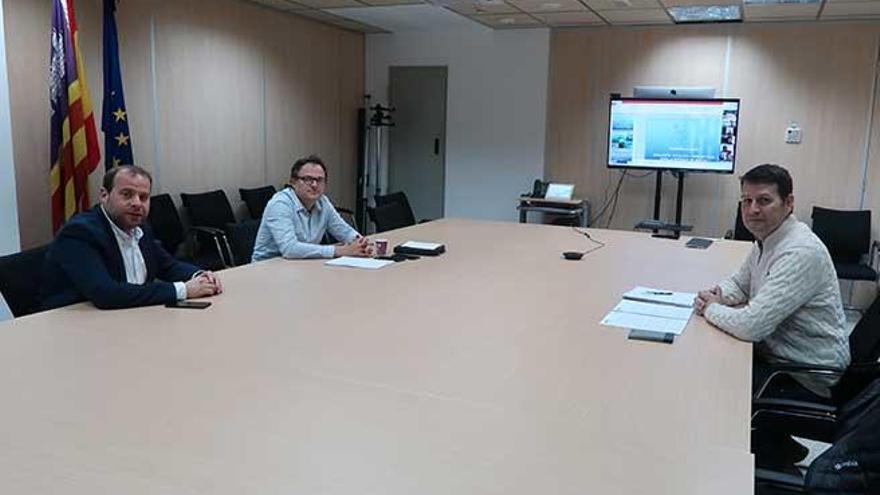 Miquel Mir, LlorenÃ§ Mas e IvÃ¡n Ramos, antes de empezar la reuniÃ³n telemÃ¡tica.