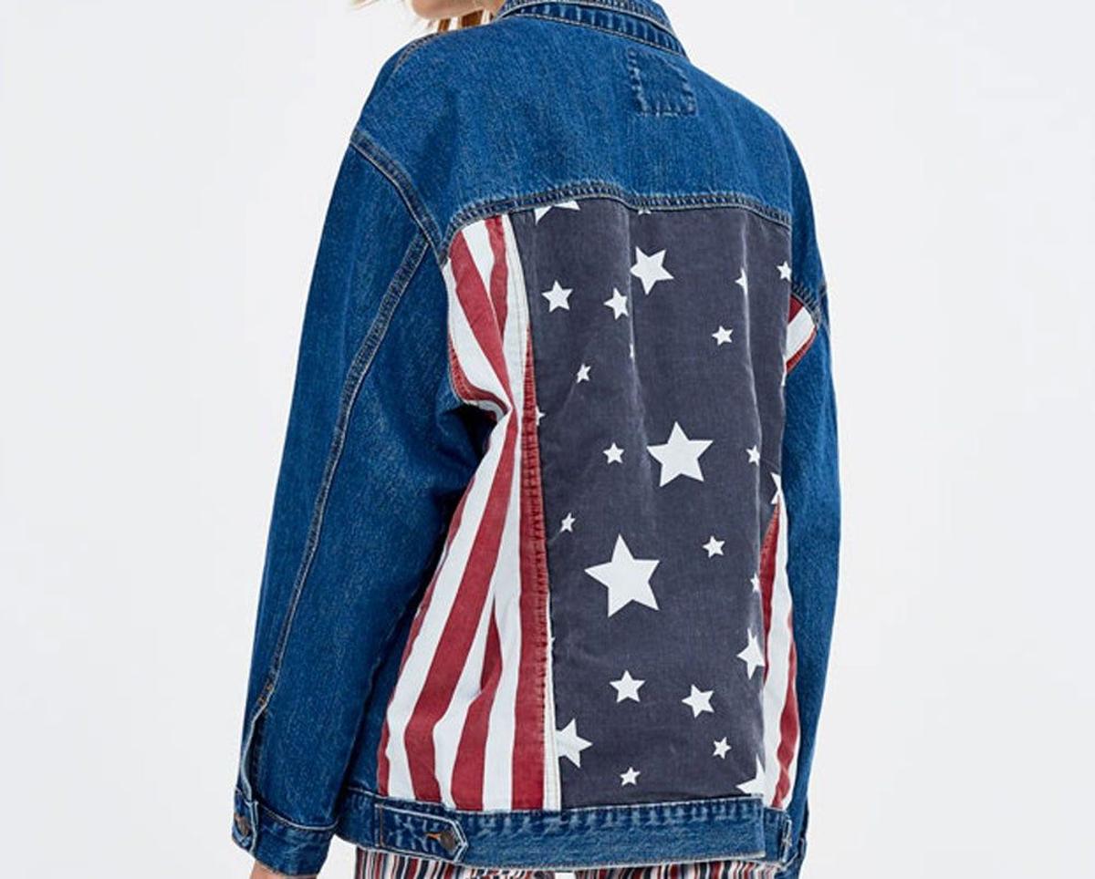 Cazadora vaquera con estampado de Pull&amp;Bear. (Precio: 35, 99 euros)