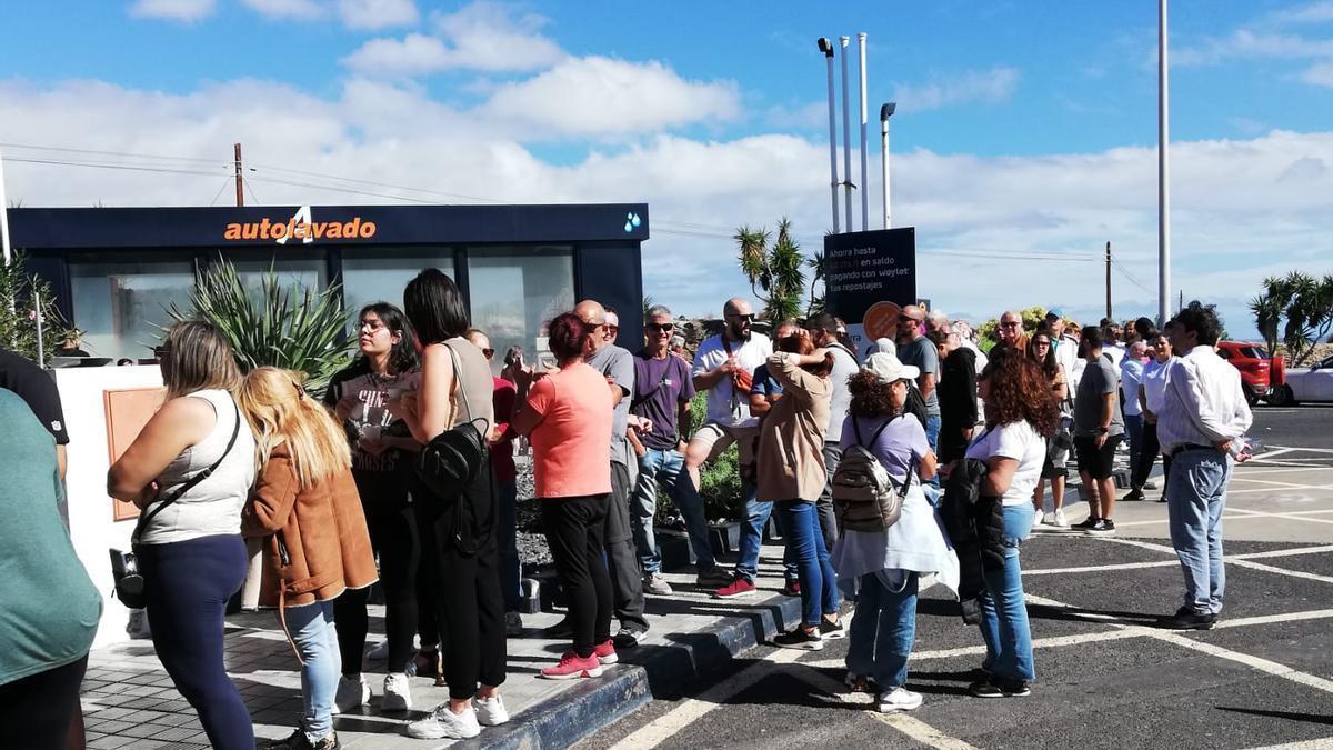 Colas en la gasolinera de Granadilla en busca de un décimo para el Gordo