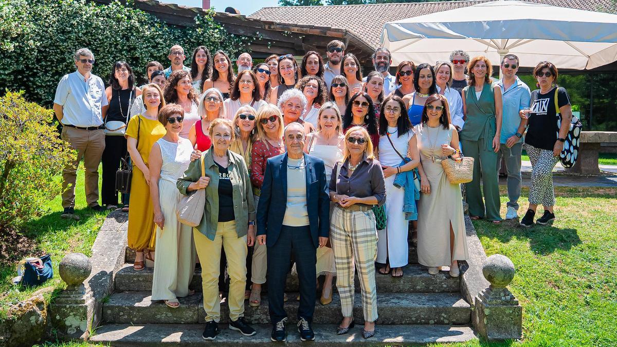 El doctor Murias, en primer plano, con sus compañeros, en la despedida por su jubilación.