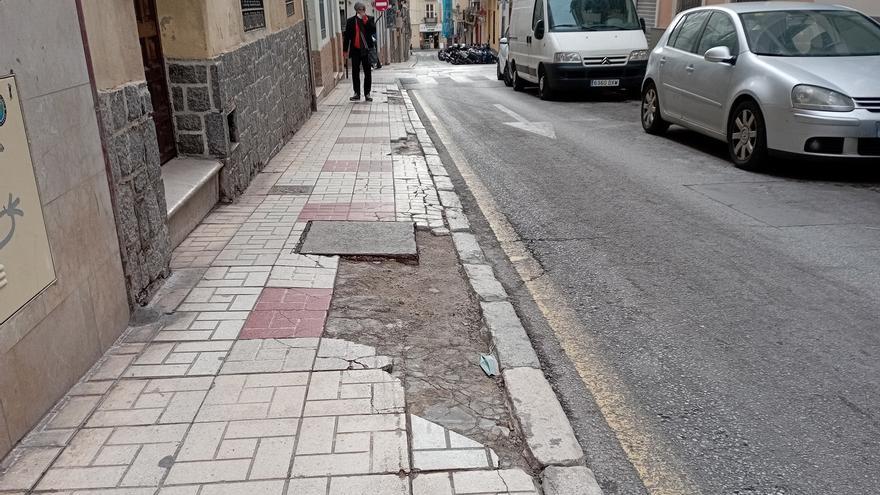 Precaución y reparación en la calle Peña, peligrosa para el paseante