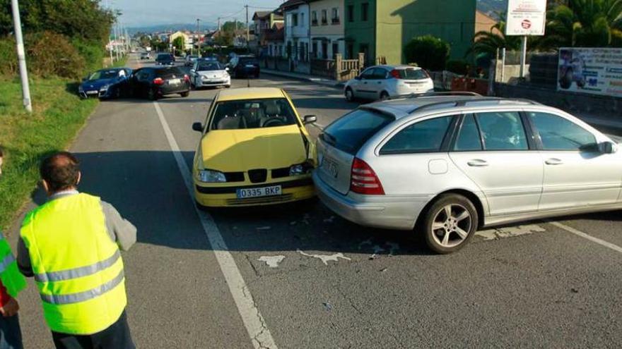 Los coches accidentados ayer cerca de Posada de Llanera.
