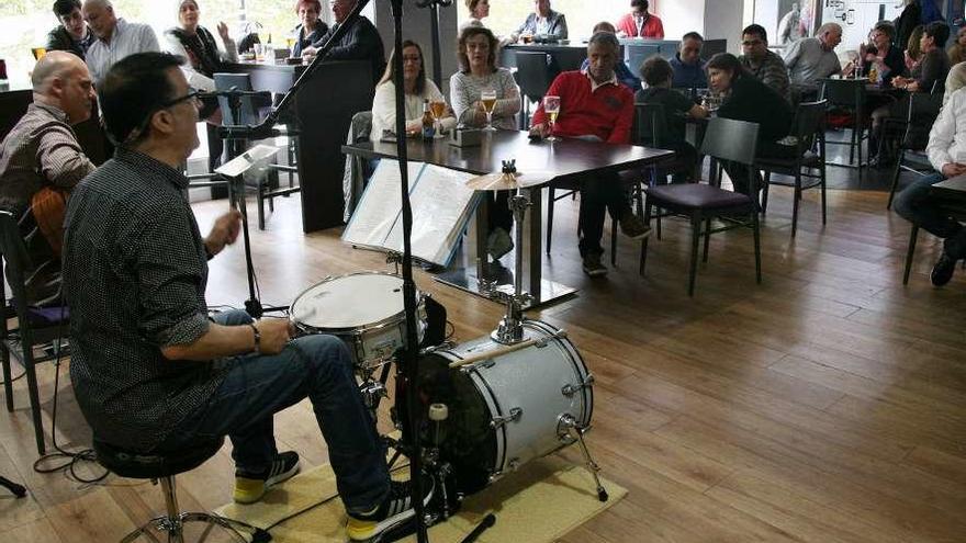 Concierto al mediodía en un bar durante la sesión vermú.