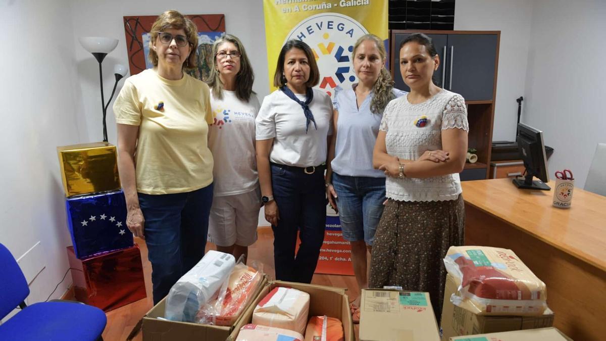 Integrantes de la Hermandad Venezolana en Galicia, en la sede de la entidad en A Coruña, donde recogen productos para enviar a su país tras el terremoto que ha sufrido.