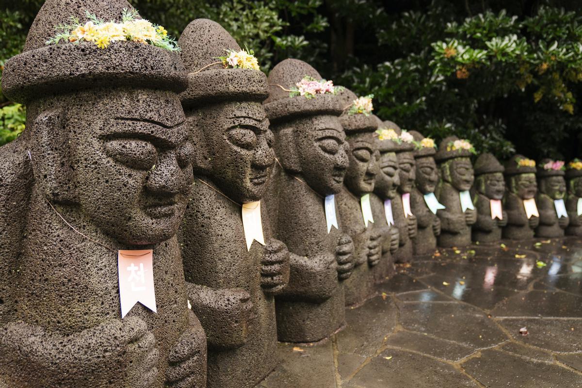 Los Dol Hareubang o "abuelos de piedra" son estatuas tradicionales talladas en basalto negro (roca volcánica)