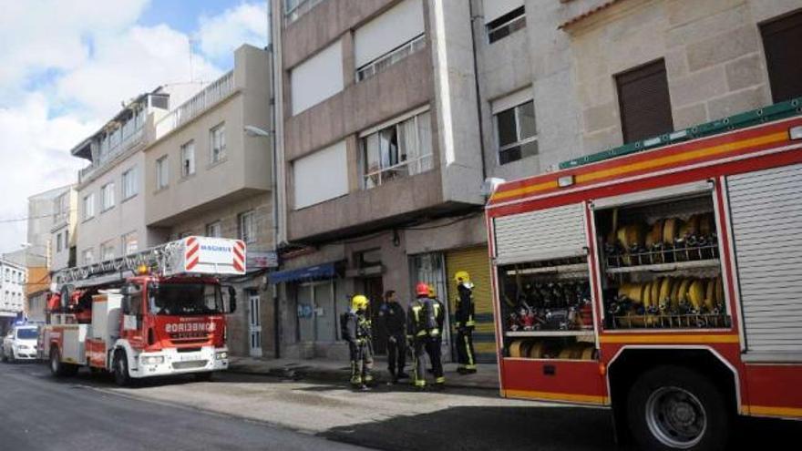 Efectivos de los bomberos ante el edificio en el que se produjeron los hechos.  // Gustavo Santos