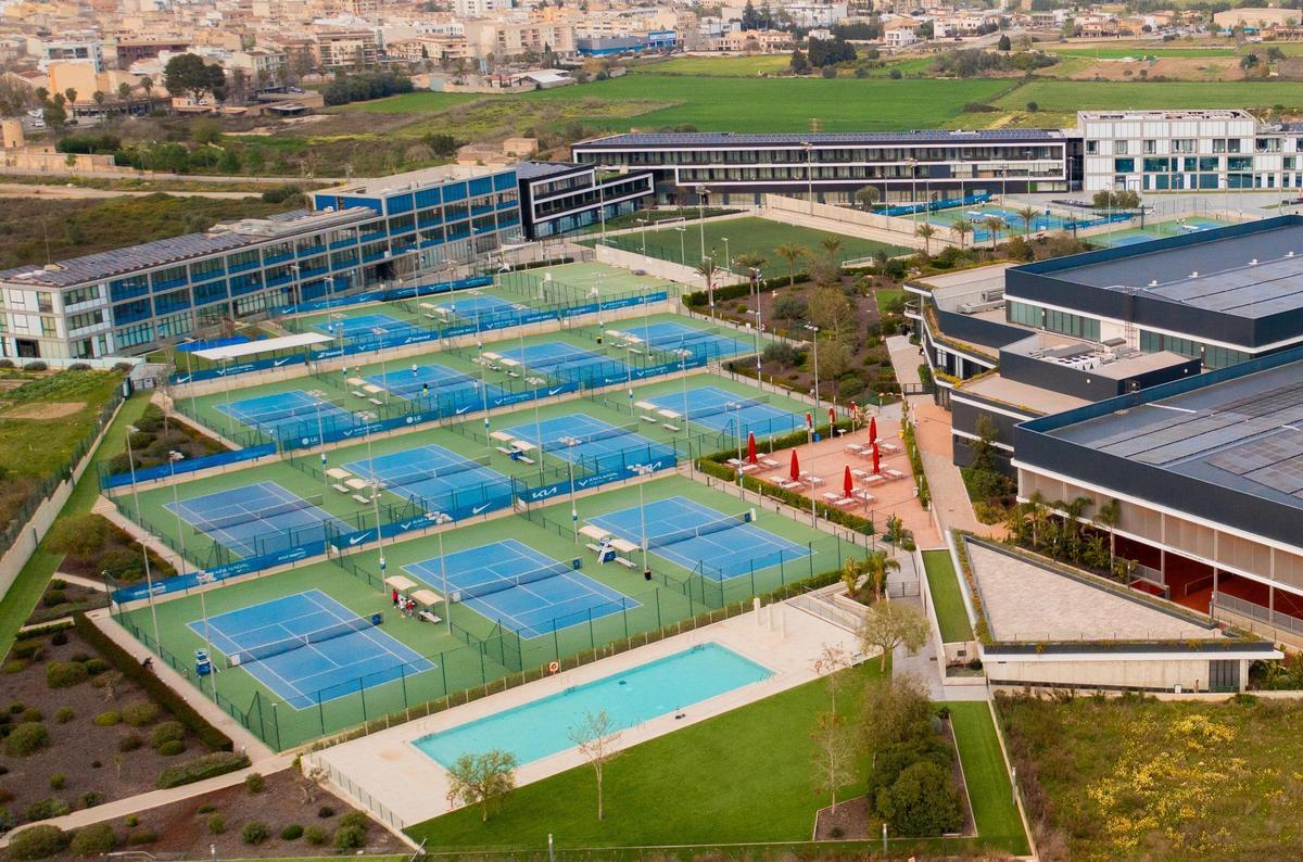 Aulas luminosas, espacios abiertos, zonas verdes y el entorno mediterráneo crean un marco ideal para el aprendizaje y el bienestar.
