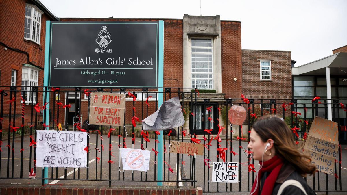 Carteles de protesta contra los abusos en un colegio de Londres