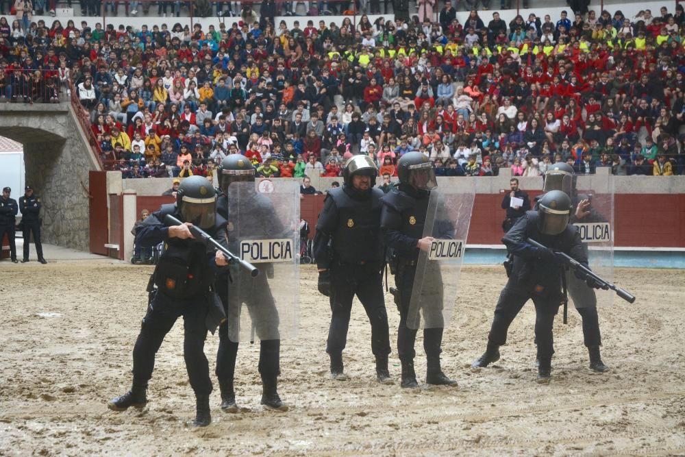 Los niños de Pontevedra descubren cómo es ser un policía nacional