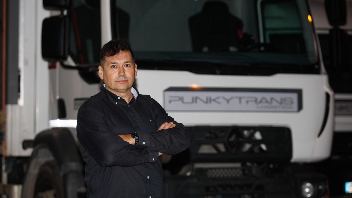 José Raya delante de uno de los camiones de su empresa Punkytrans.