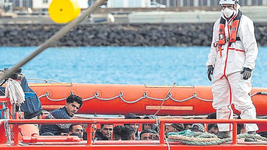 Salvamento rescata a 35 migrantes de un cayuco próximo a Tenerife