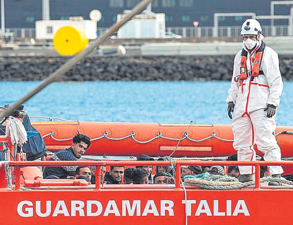 Salvamento Marítimo traslada a un grupo de migrantes.