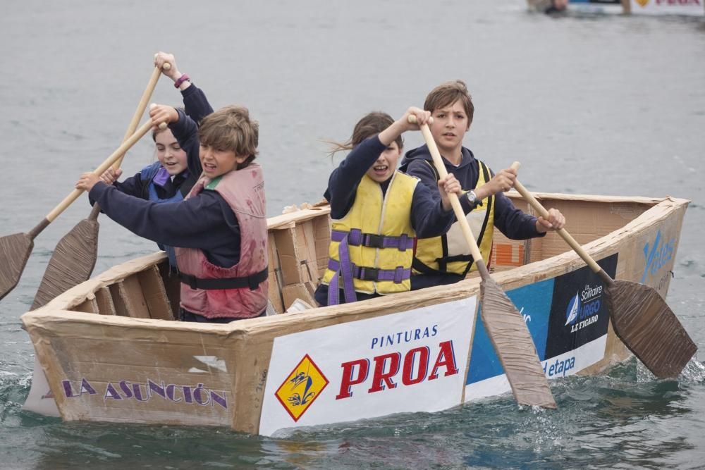 Botadura de chalanas de cartón en Marina Yates, en Gijón