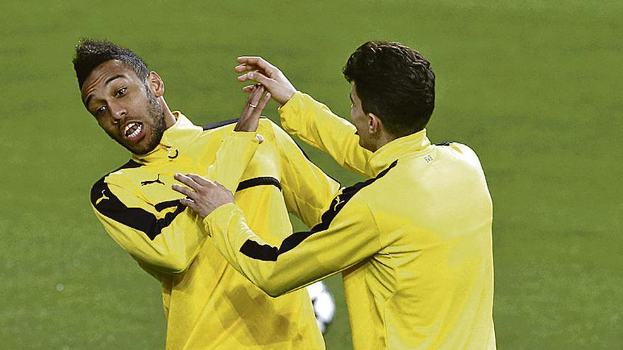 Bartra, de espaldas, bromea con Aubameyang en el entrenamiento de ayer del Borussia Dortmund en el Bernabéu.